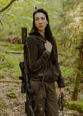 Portrait of a huntress from the photoseries Hunting by Francesco Futterer, a freelance photographer based in Mannheim 